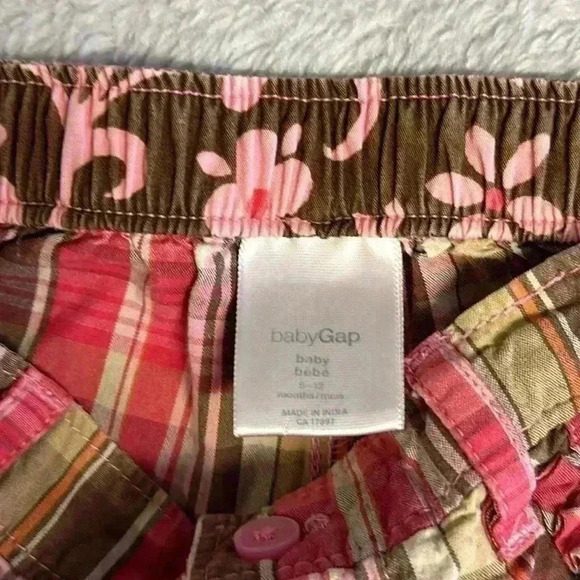 Baby GAP - 2 piece outfit. Onesie and cargo style pants - Picture 7 of 8